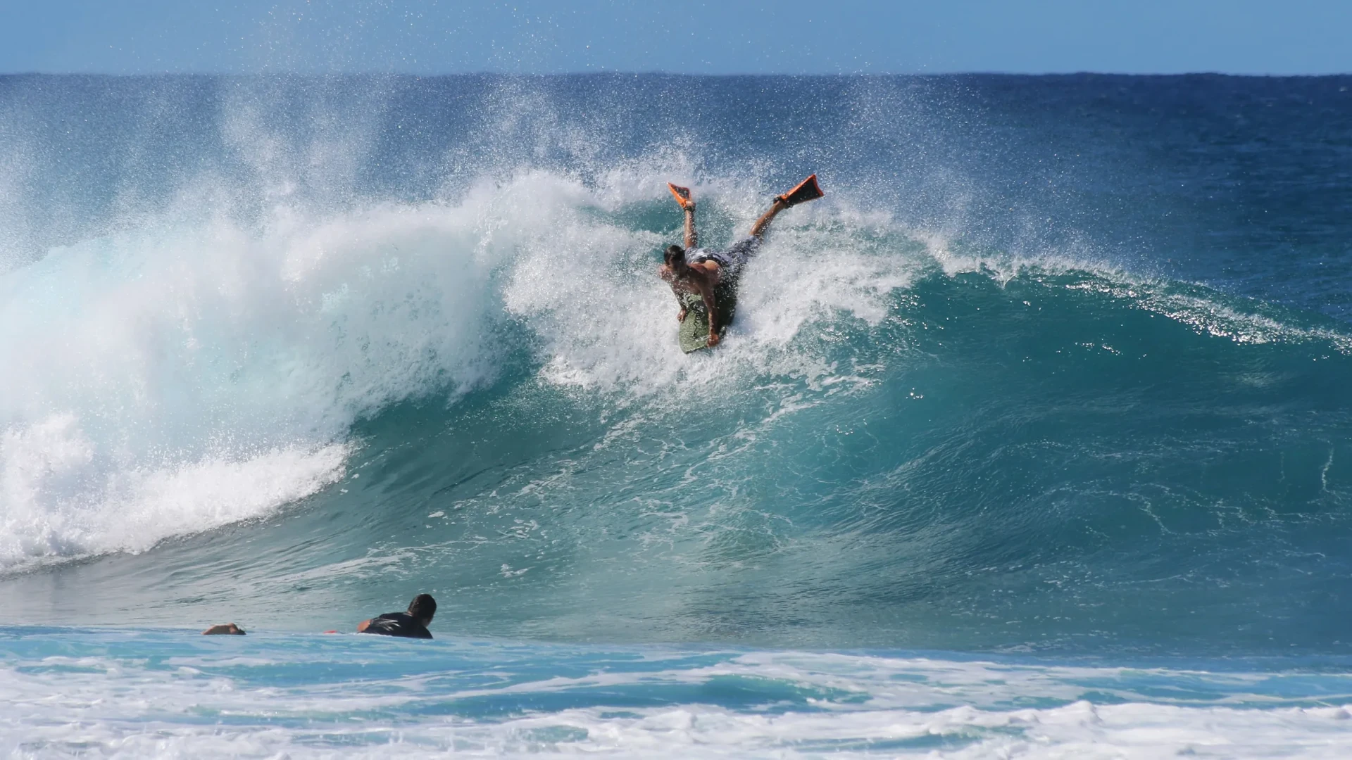 Bodyboarder dropando uma onda