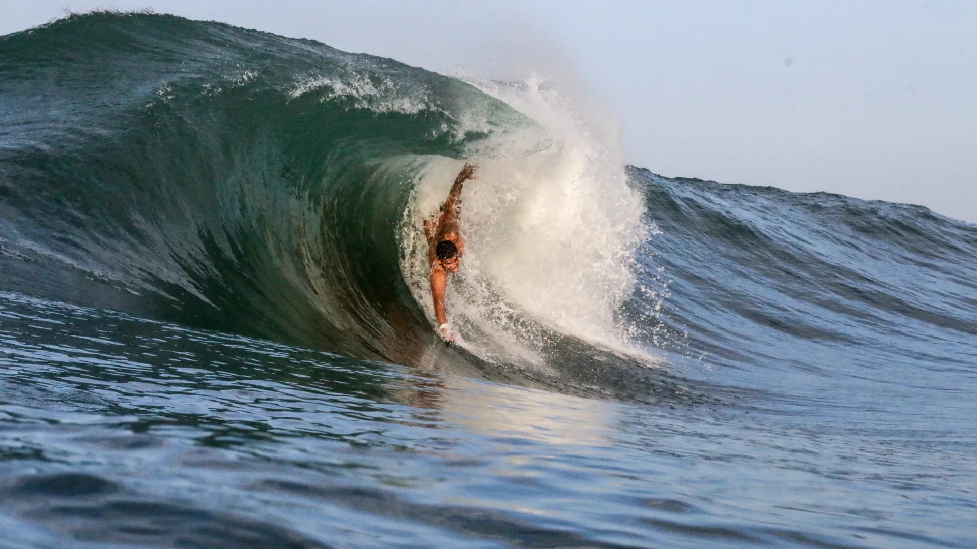 Bodysurfista dentro do tubo